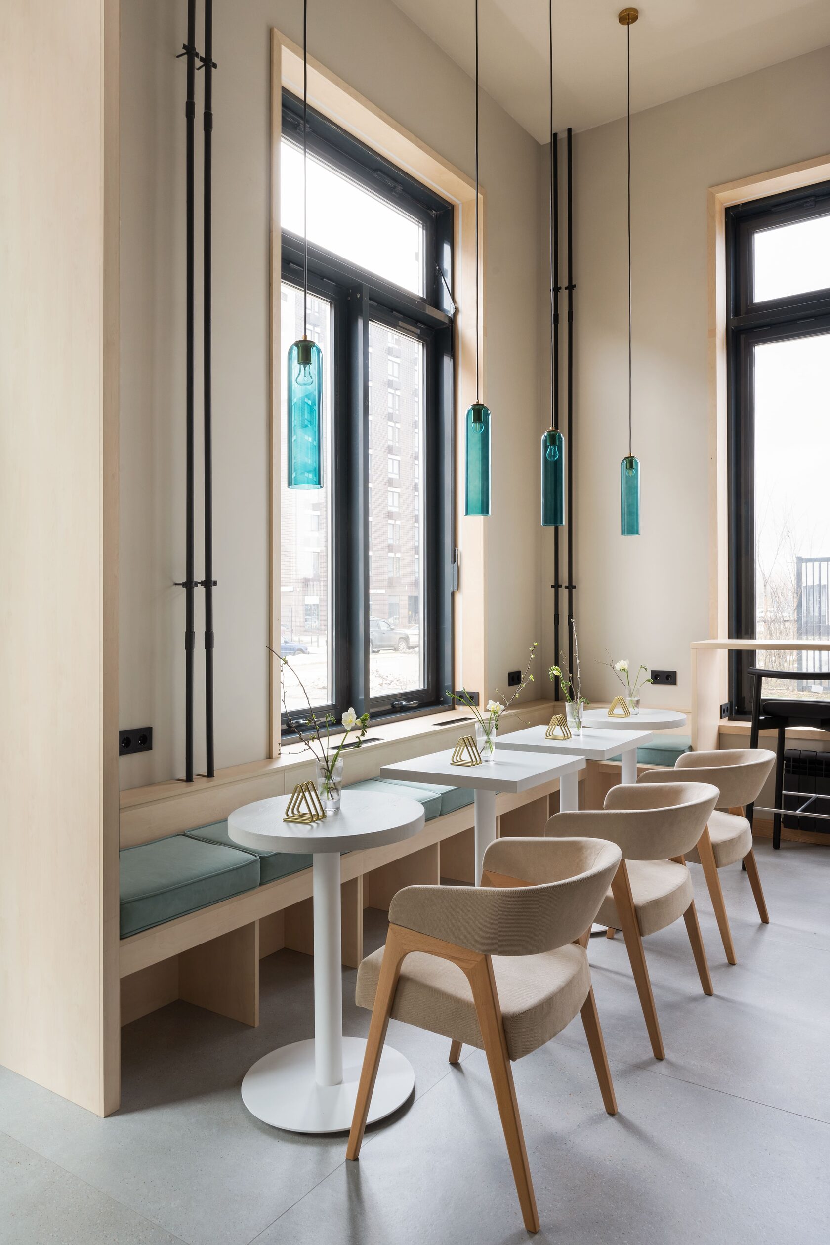 Стол и стулья