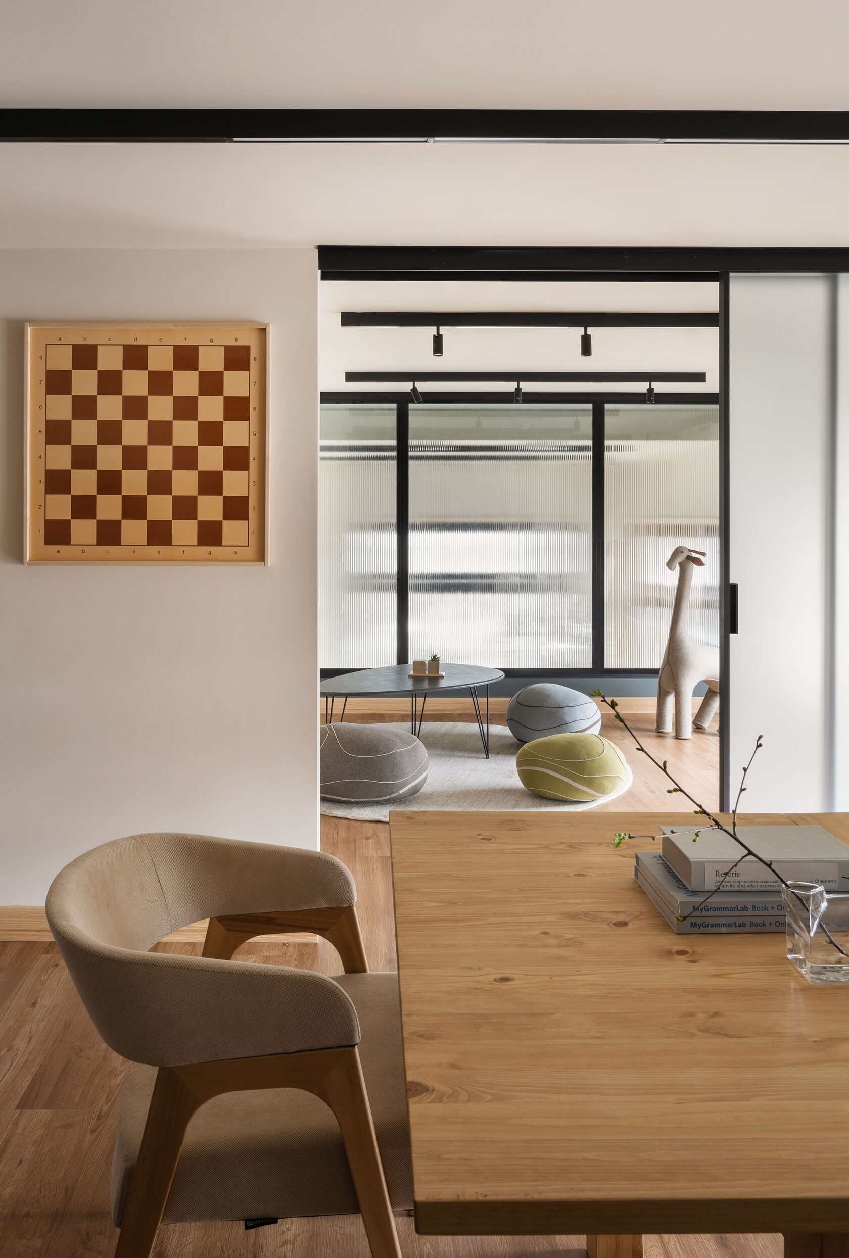 Кресла и пуфы